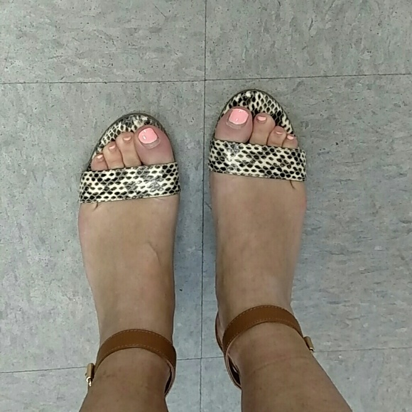 Tory Burch Savannah snakeskin wage sandal - Picture 5 of 8